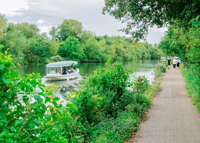 Charming 2-Bedroom Flat With A Garden And Free Parking At Abingdon